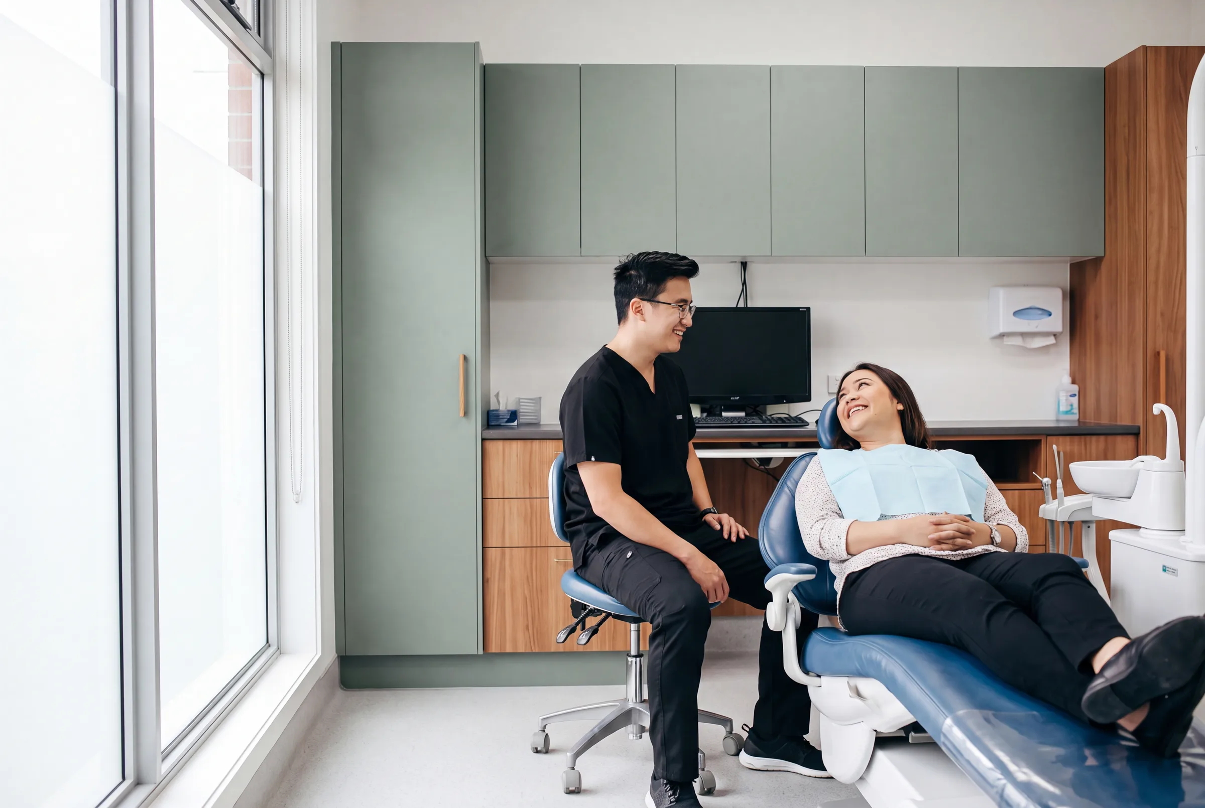 Enhanced Dental Studios에서 상담하는 치과의사와 환자